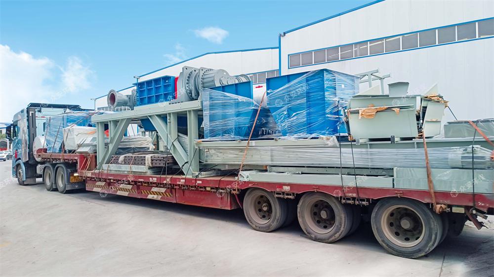 新疆萬噸級風電葉片資源化預(yù)處理產(chǎn)線發(fā)貨.jpg